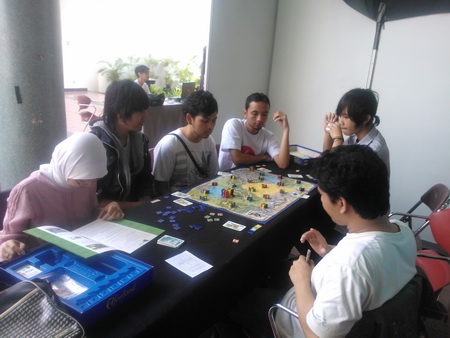 Pengunjung GeekFest bermain board game Pengunjung GeekFest bermain board game