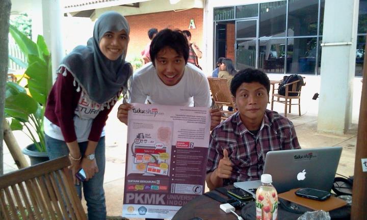 Tim FlipBox dengan lembar promosi Tukushop.com Tim FlipBox dengan lembar promosi Tukushop.com
